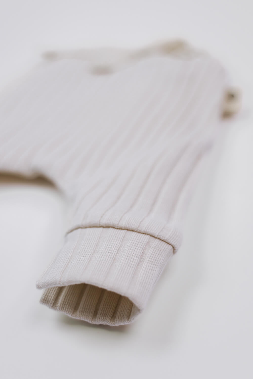 Prematuur broek licht beige met bredere opening broekspijp