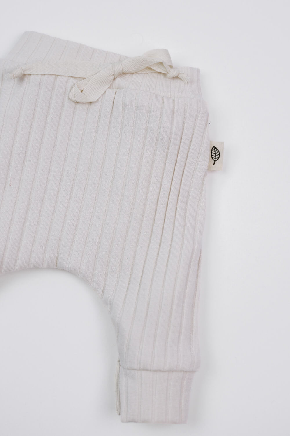 Prematuur broek licht beige met katoenen strikje