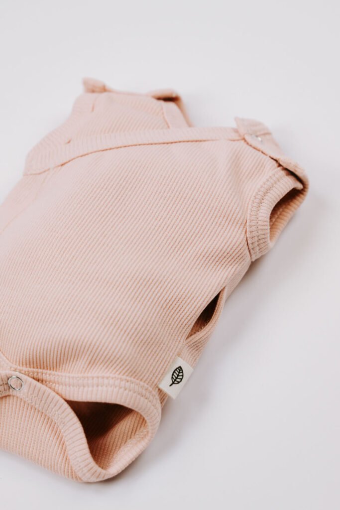 Prematuur romper met openingen voor slangetjes en draadjes rib soft roze